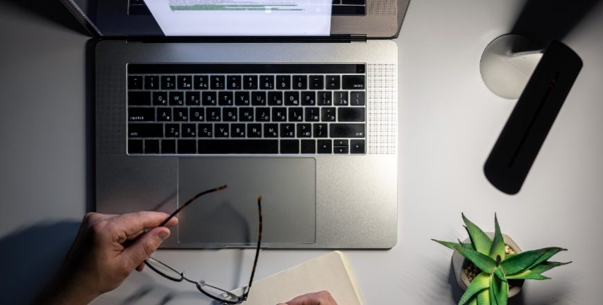 laptop-lamp-work-night-top-view-870x440.jpg